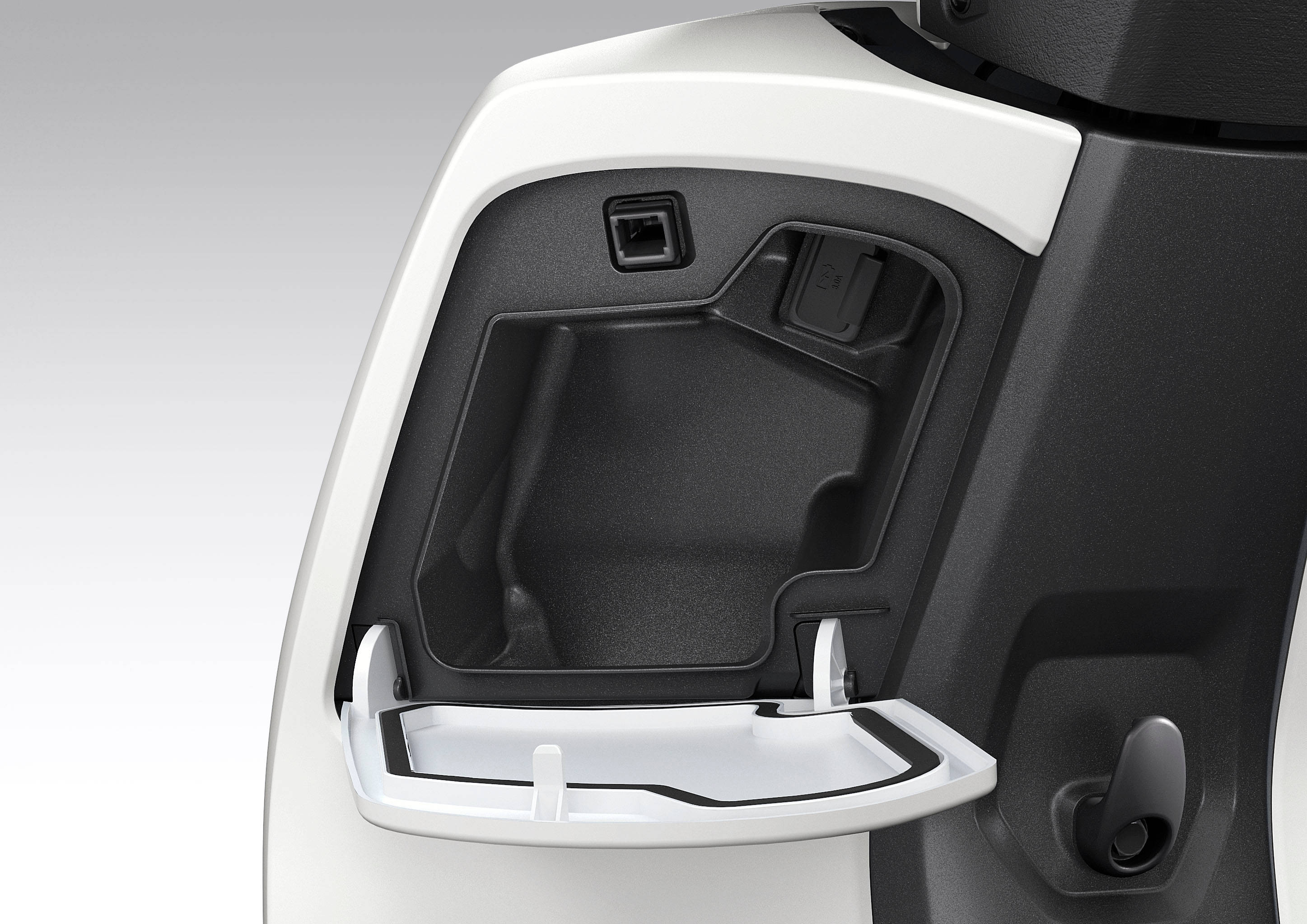 USB Type-C Charger pada CUV e: